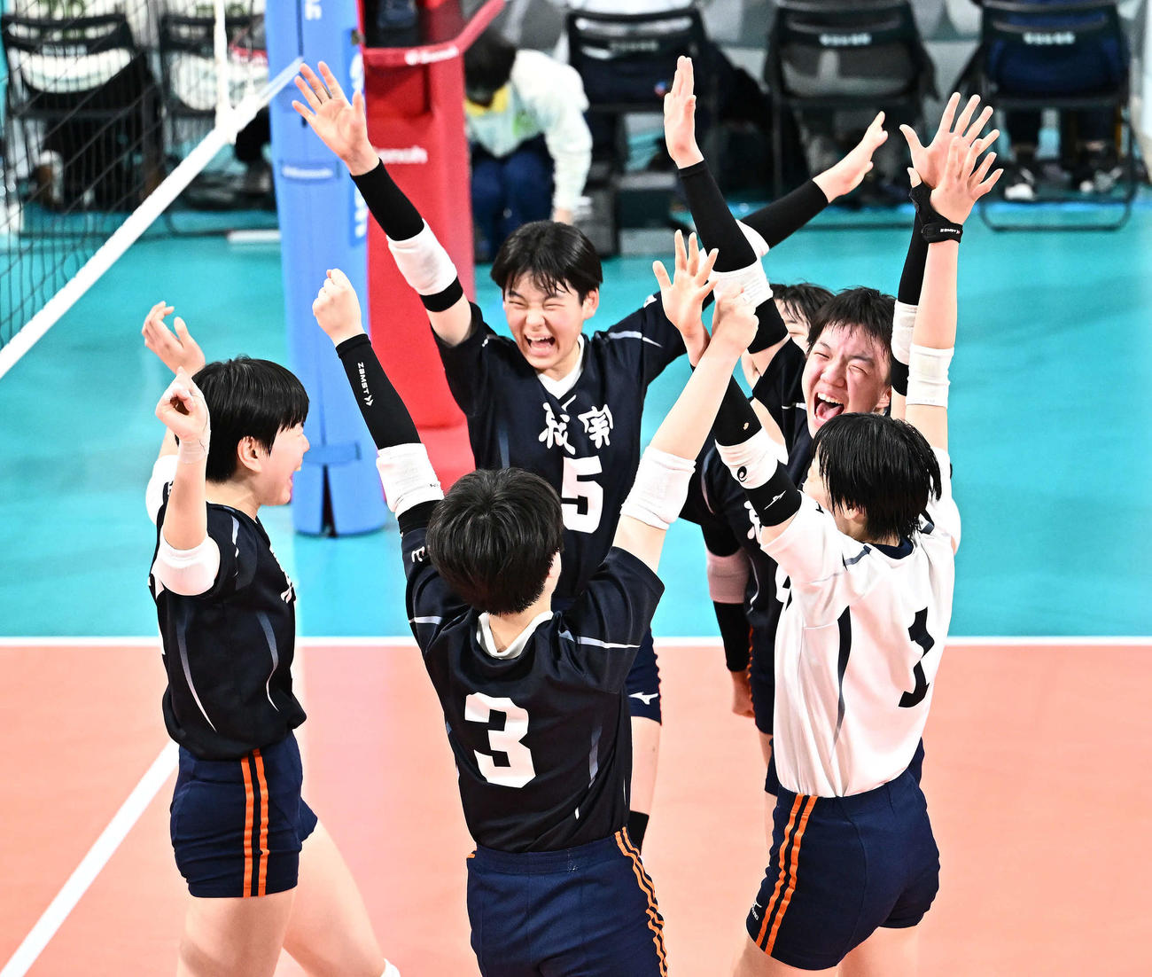 金蘭会対就実　ポイントを奪い喜ぶ就実の選手たち（撮影・滝沢徹郎）