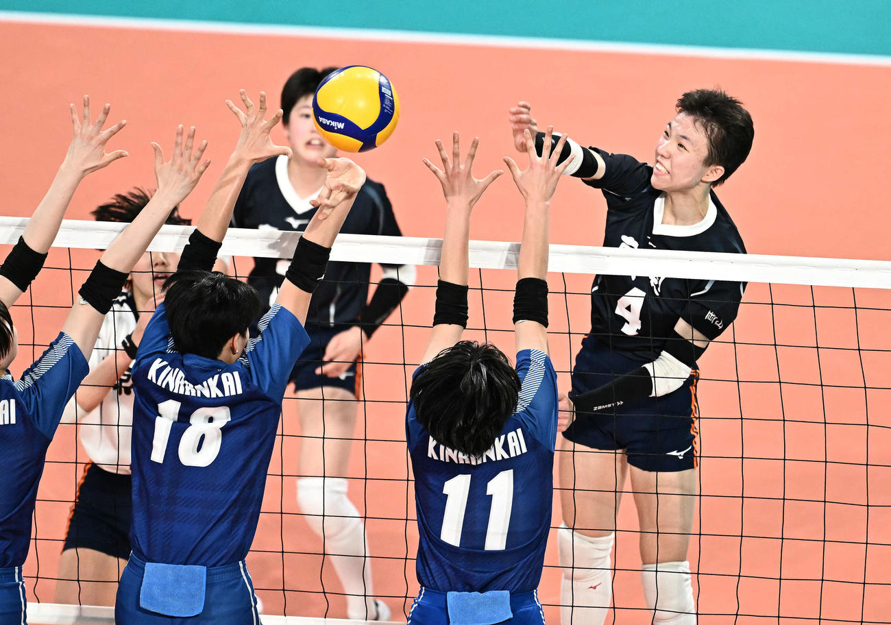 金蘭会対就実　スパイクを放つ就実・福村（撮影・滝沢徹郎）