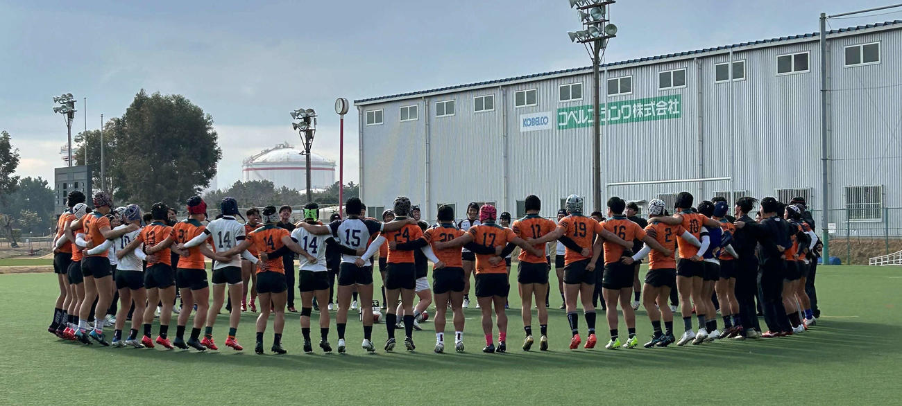 練習を終え、円陣で士気を高める東福岡の選手たち（撮影・佐藤究）