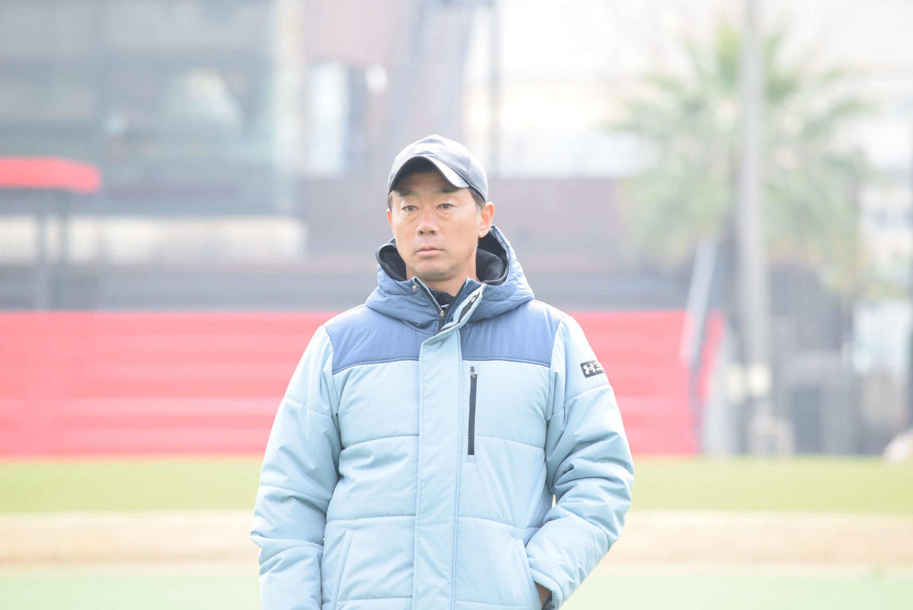 前日練習を見守る東福岡の藤田雄一郎監督（撮影・阪口孝志）