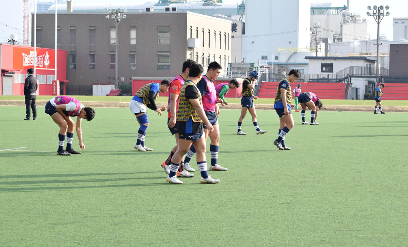 前日練習終了後、全員でグラウンドのゴミを拾う桐蔭学園の選手たち（撮影・阪口孝志）