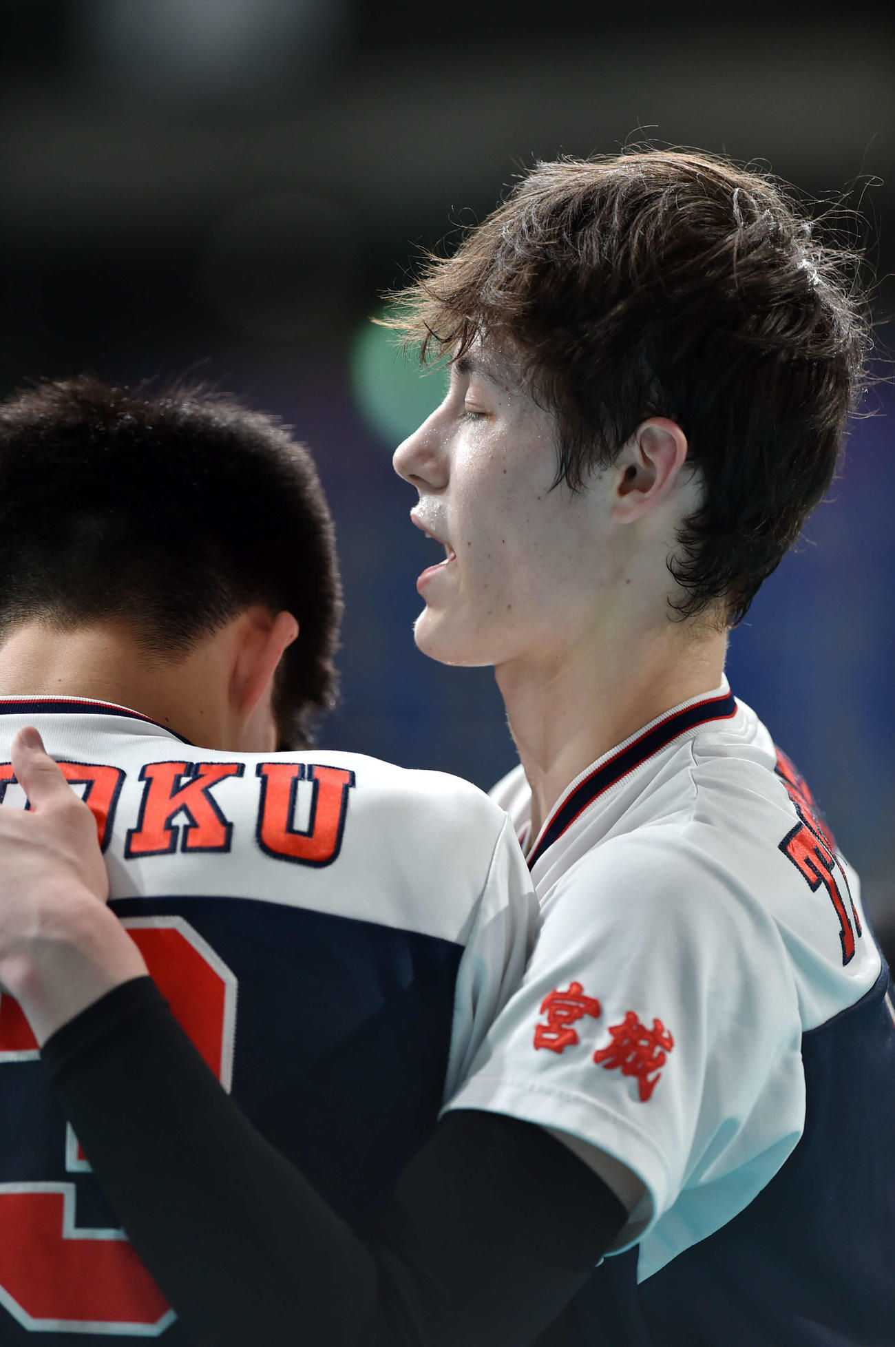 東北対昇陽　昇陽に敗れ、チームメートに語りかける東北・坂本（撮影・相沢孔志）