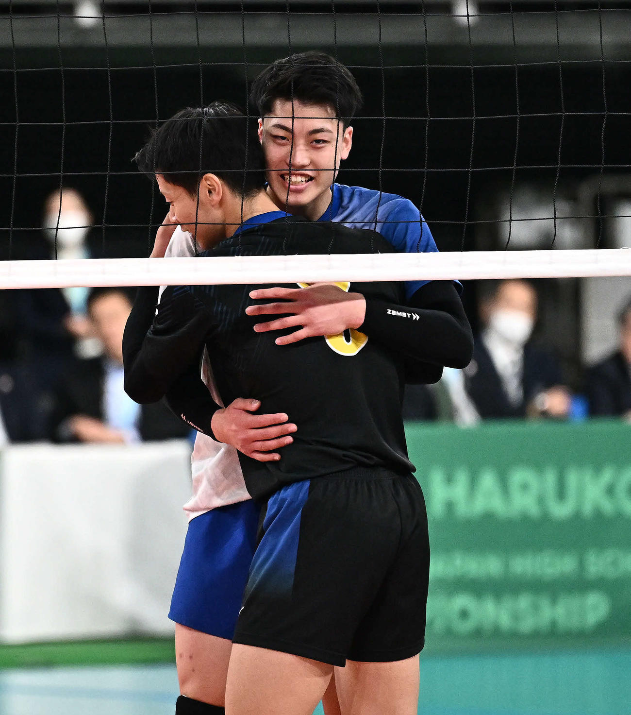 駿台学園対高川学園　試合に敗れた高川学園・門田（後方）は駿台学園・亀岡と抱き合う（撮影・滝沢徹郎）