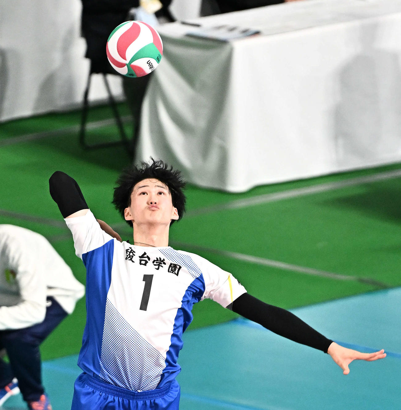 駿台学園対川崎橘　サーブを放つ駿台学園・秋本（撮影・滝沢徹郎）