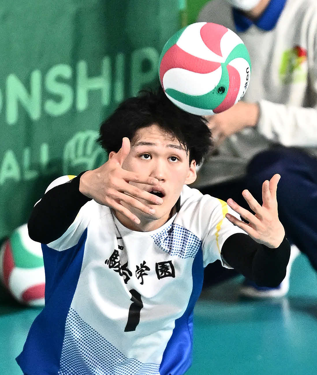 駿台学園対川崎橘　サーブを放つ駿台学園・秋本（撮影・滝沢徹郎）