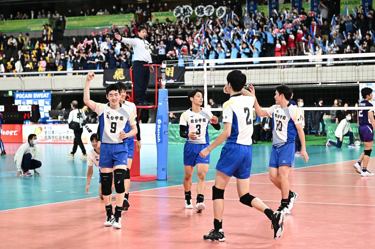 駿台学園対川崎橘　準決勝進出を決め喜ぶ駿台学園の選手たち（撮影・滝沢徹郎）