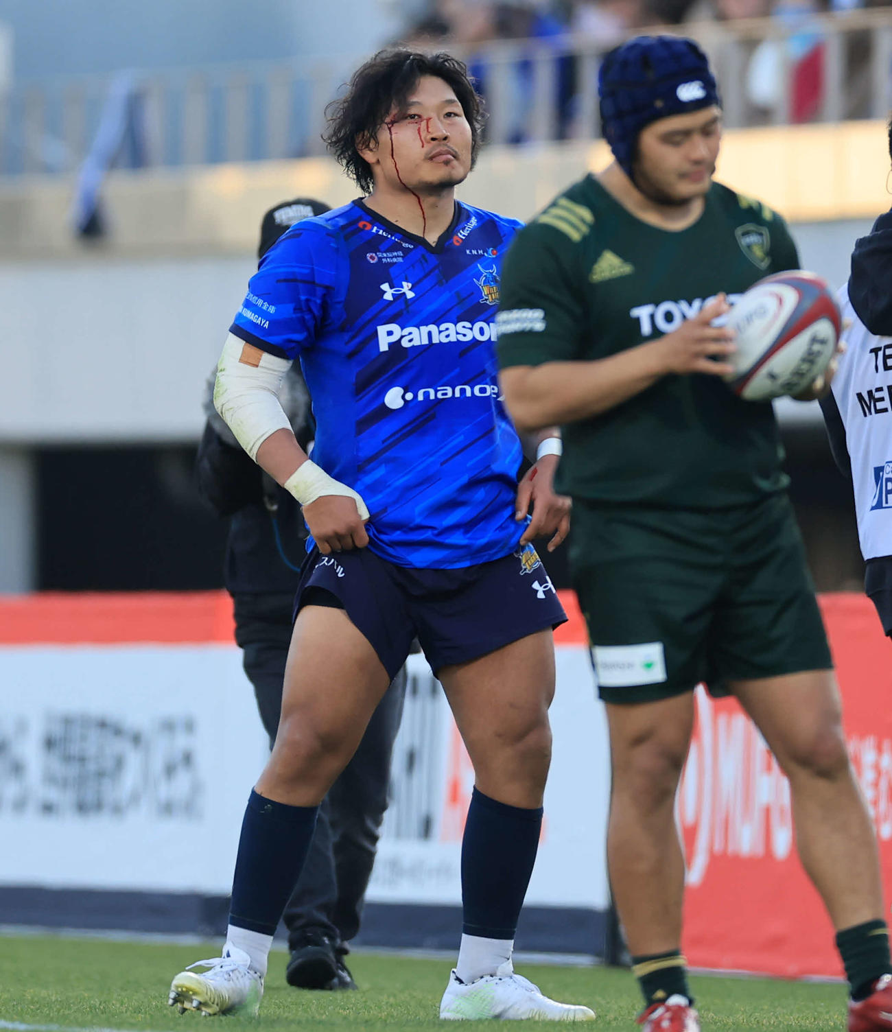 埼玉対トヨタ　後半開始直後、頭から流血して交代する埼玉プロップ稲垣（撮影・浅見桂子）
