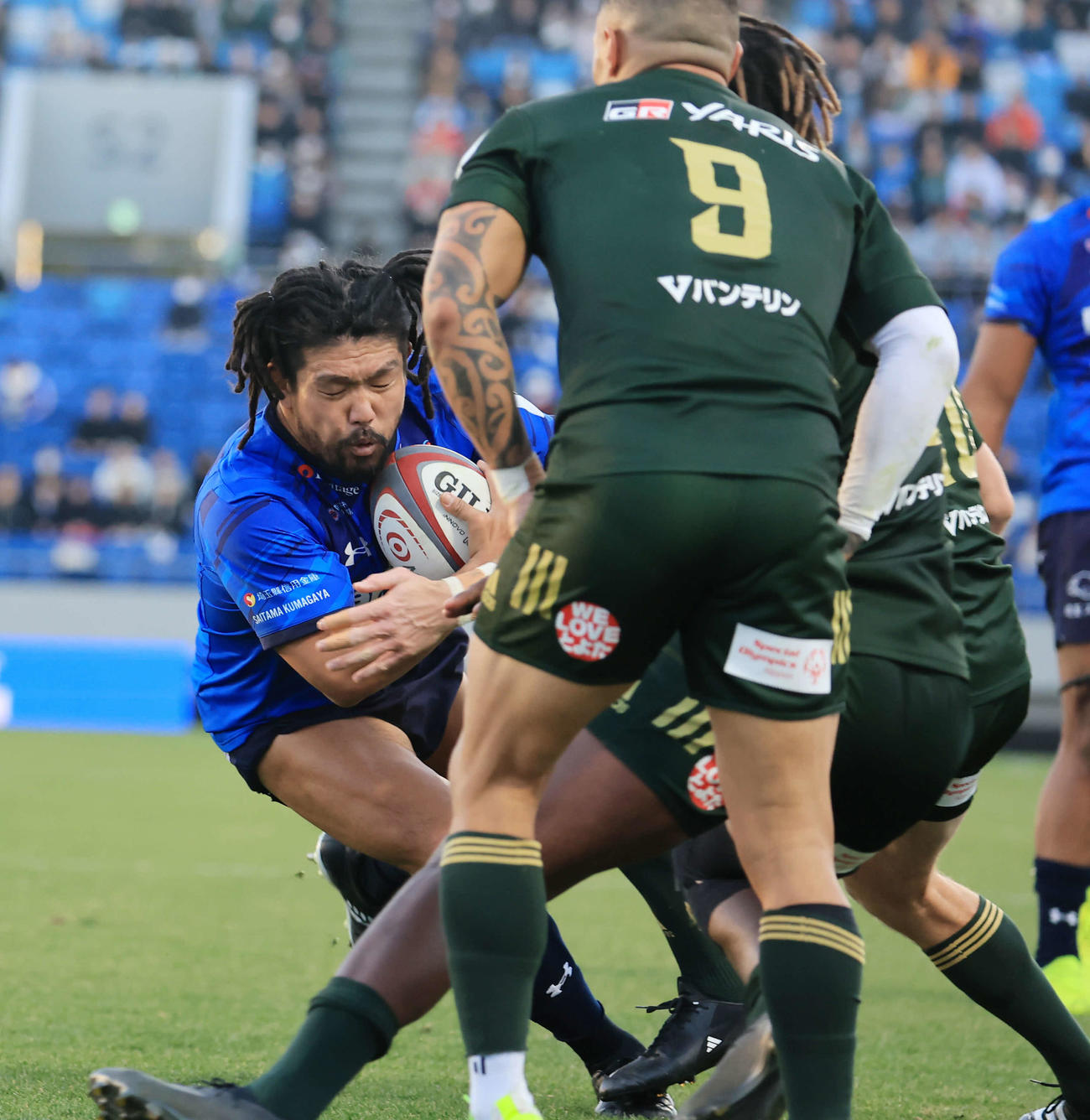 埼玉対トヨタ　後半、ゴール直前で倒される埼玉フッカー堀江（左）（撮影・浅見桂子）