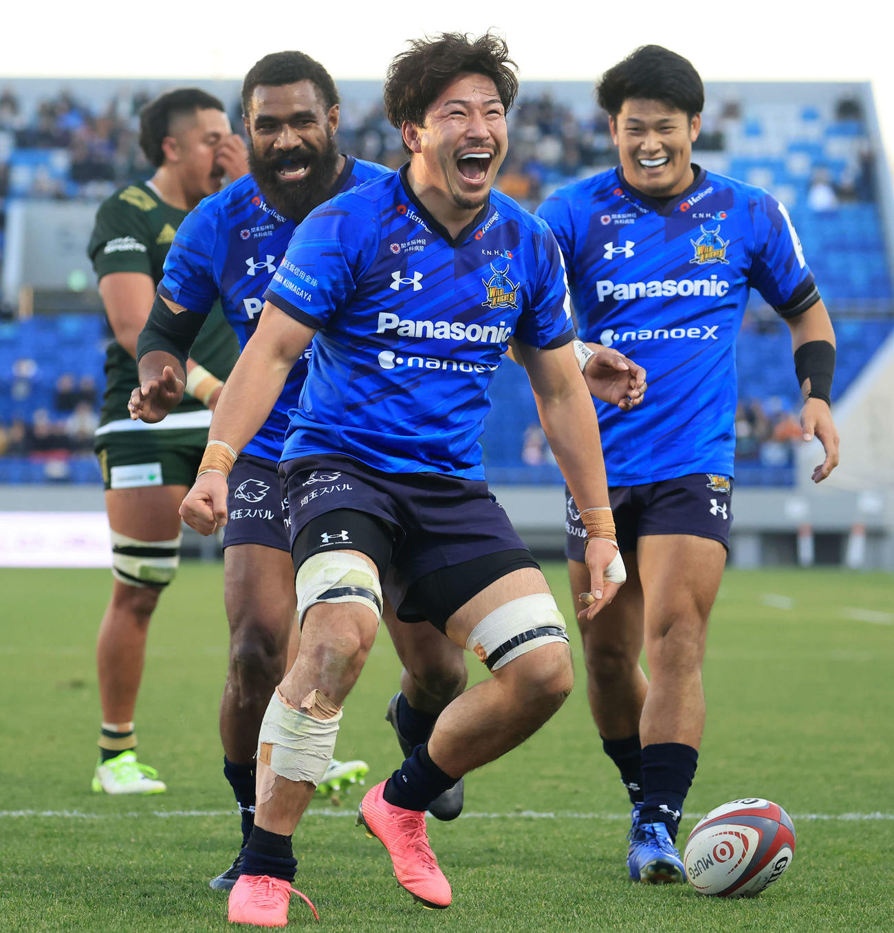 埼玉対トヨタ　後半、トライを決め、雄たけびを上げて喜ぶ埼玉FB大西（中央）（撮影・浅見桂子）