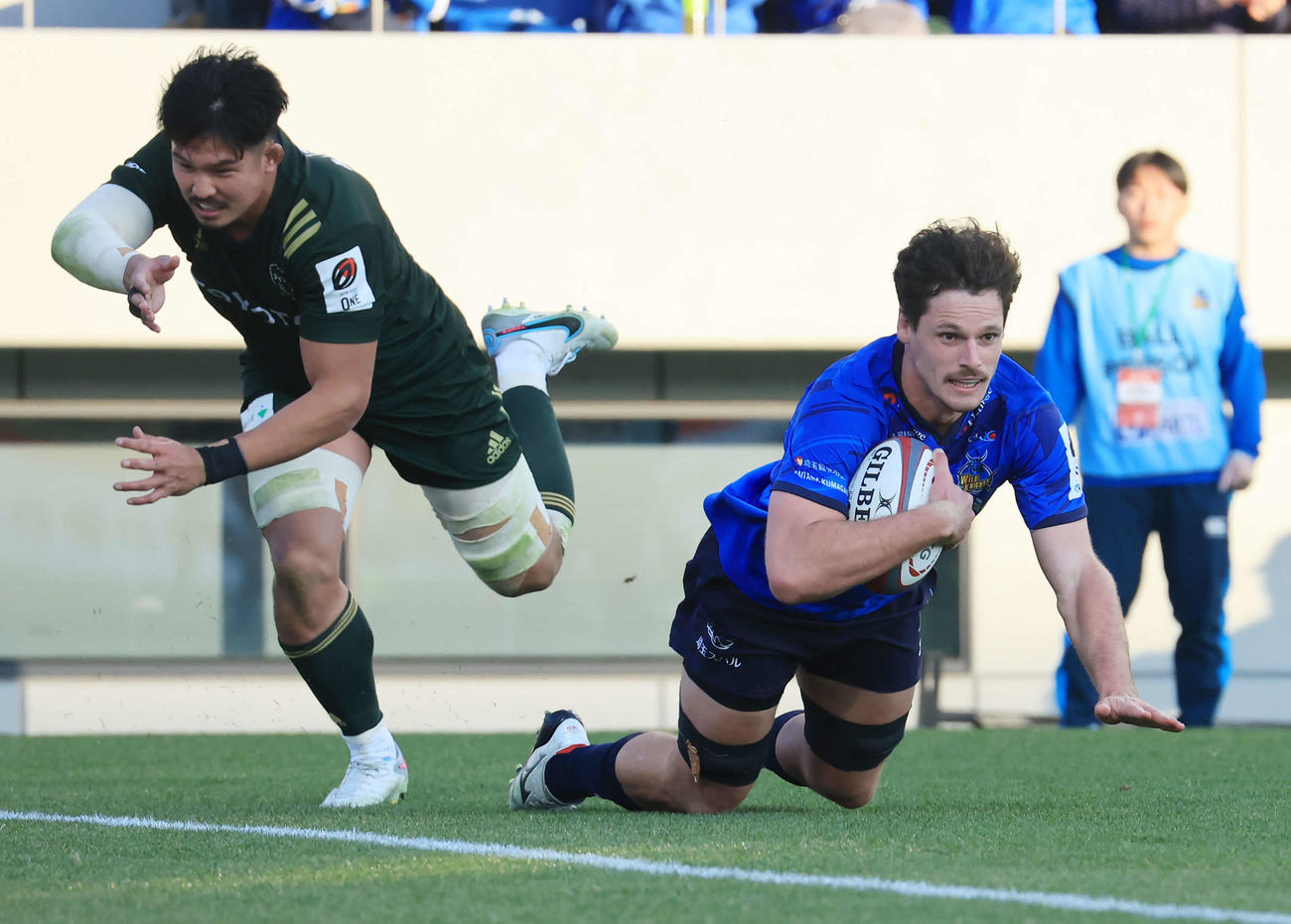 埼玉対トヨタ　後半、トライを決める埼玉NO．8ジャック・コーネルセン（右）（撮影・浅見桂子）
