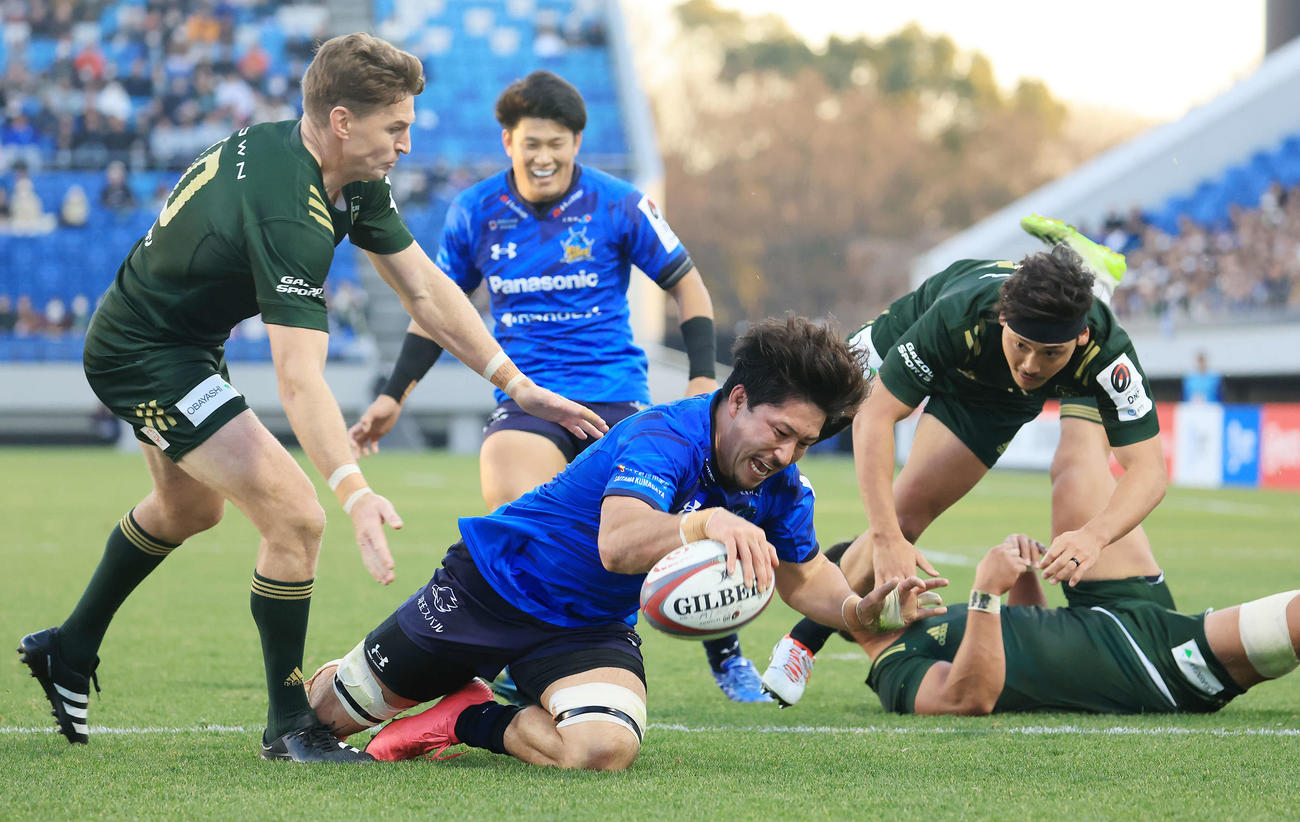 埼玉対トヨタ　後半、トライを決める埼玉FB大西（中央）。左はトヨタSOボーデン・バレット（撮影・浅見桂子）