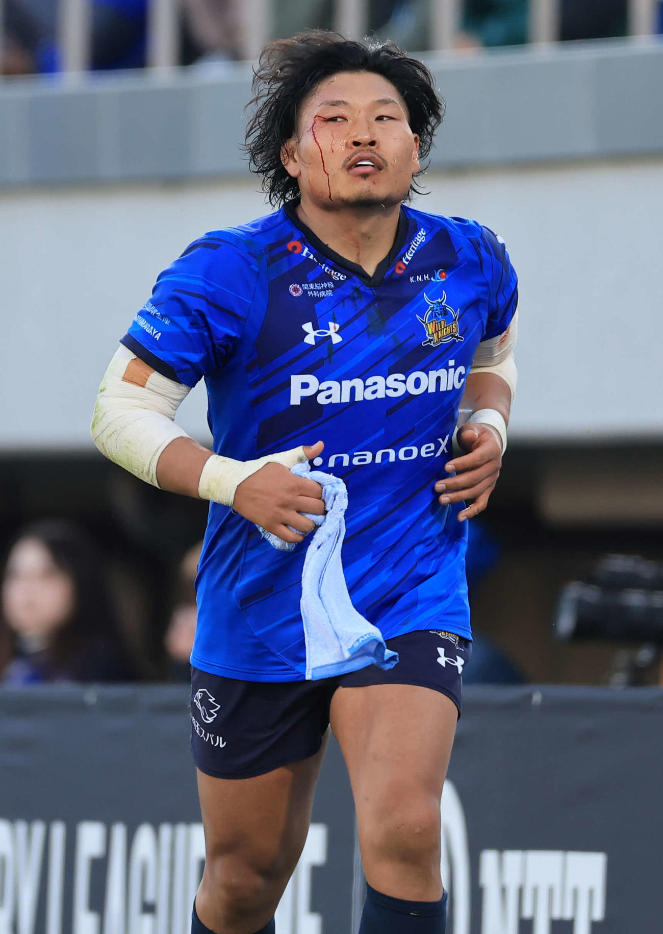 埼玉対トヨタ　後半開始直後、頭から流血して交代する埼玉プロップ稲垣（撮影・浅見桂子）