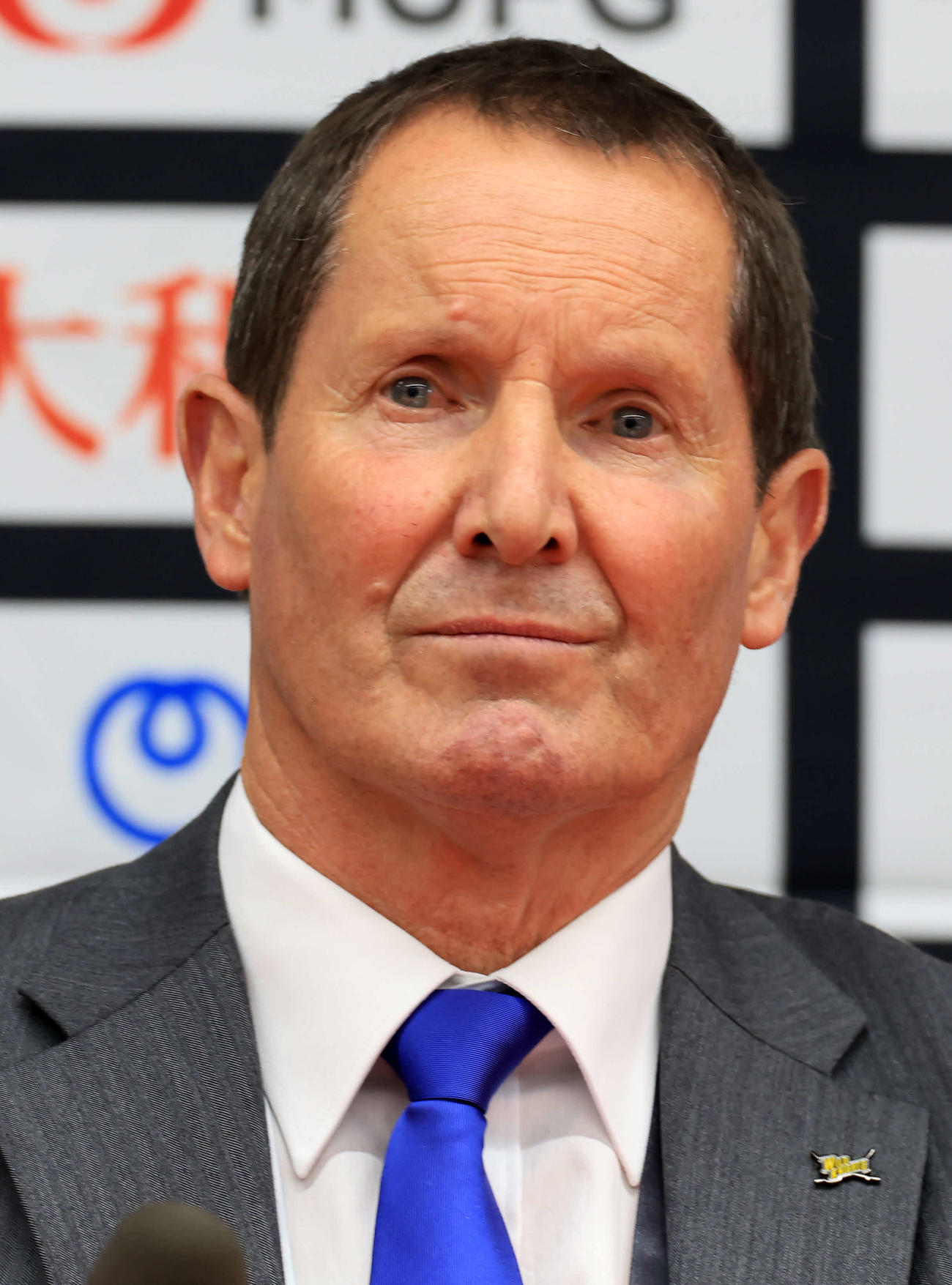 埼玉対トヨタ　会見に臨む埼玉のロビー・ディーンズ監督（撮影・浅見桂子）