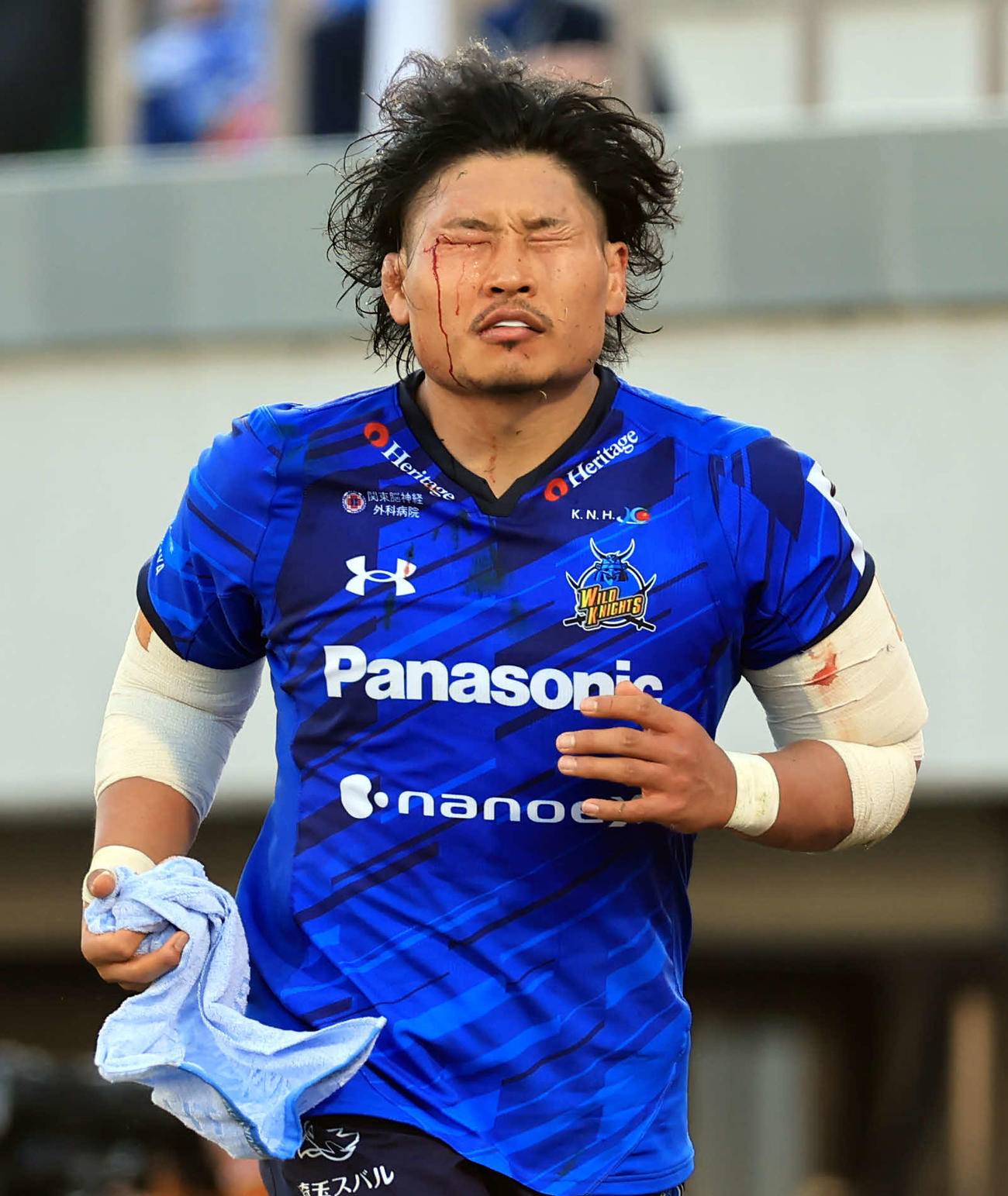 埼玉対トヨタ　後半開始直後、流血して交代する埼玉プロップ稲垣（撮影・浅見桂子）