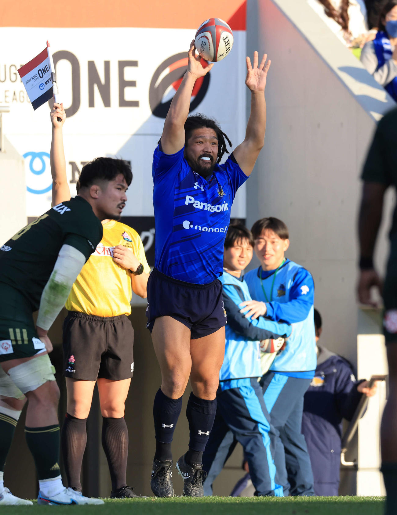 埼玉対トヨタ　後半、ライインアウトでボールを出す埼玉フッカー堀江（撮影・浅見桂子）