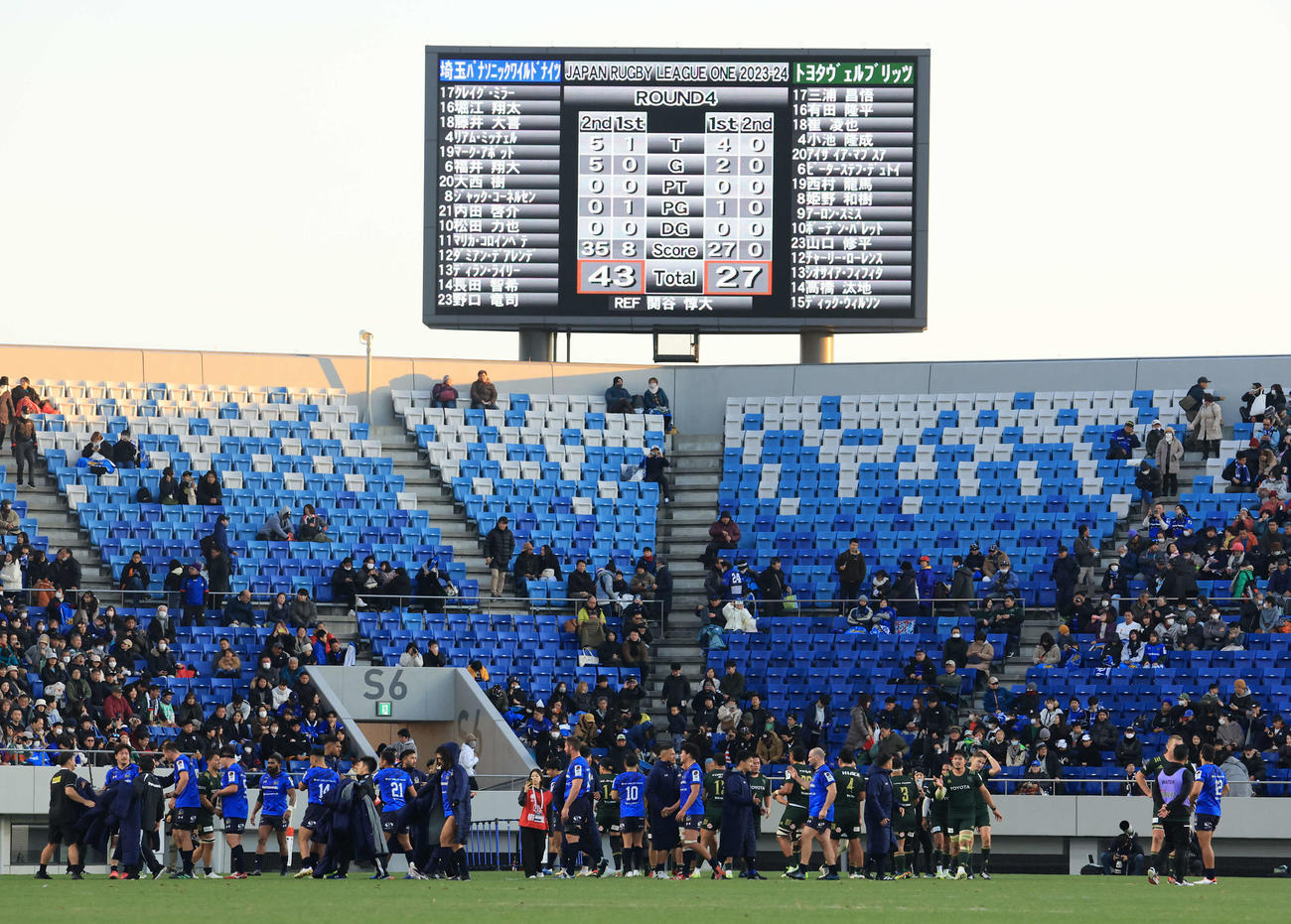 埼玉対トヨタ　埼玉の大逆転勝利で、スコアボードの下、称え合う両チームの選手たち（撮影・浅見桂子）