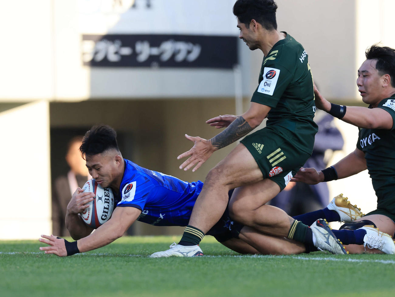埼玉対トヨタ　後半、トライを決める埼玉WTB長田（左）（撮影・浅見桂子）