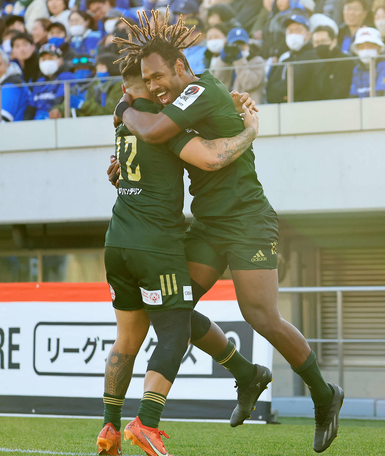 埼玉対トヨタ　前半、トライを決め喜ぶトヨタWTBヴィリアメ・ツイドラキ（右）（撮影・浅見桂子）