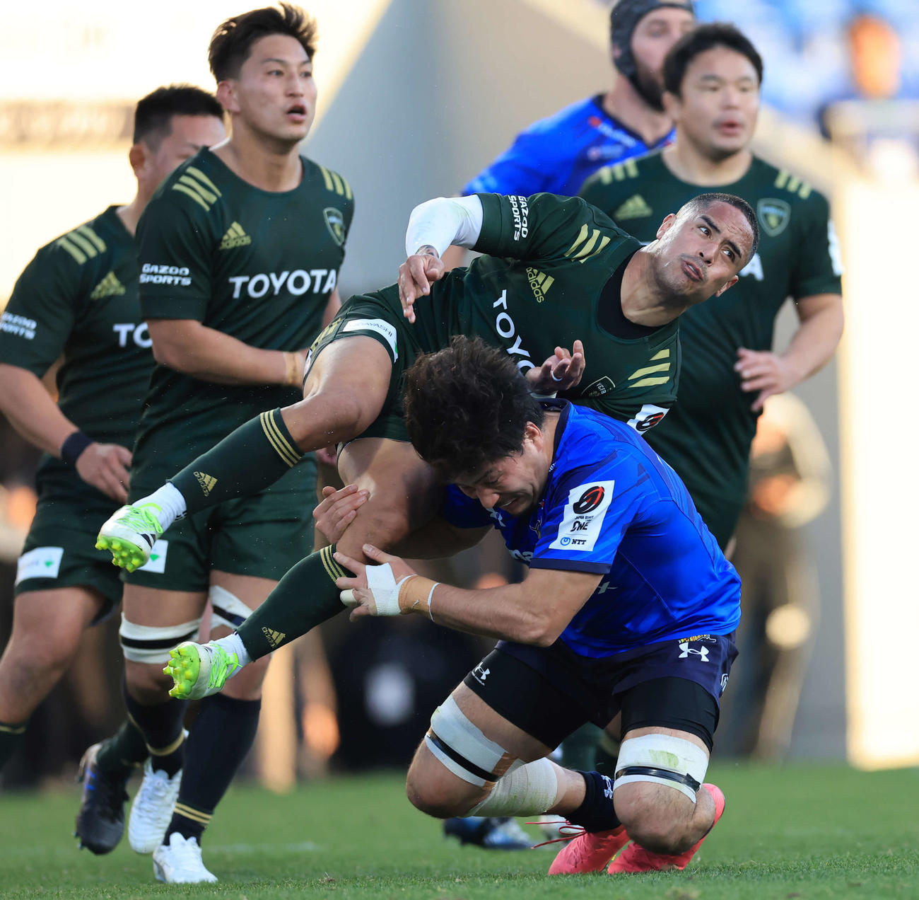 埼玉対トヨタ　後半、タックルされるトヨタSHアーロン・スミス（中央）（撮影・浅見桂子）