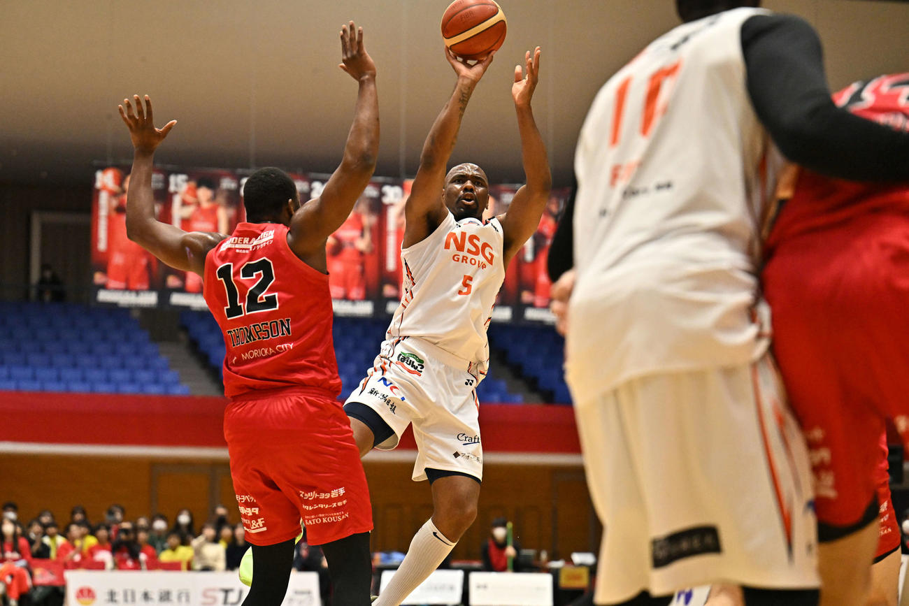 第1Q、シュートを狙う新潟のデイヴィス（C）B．LEAGUE