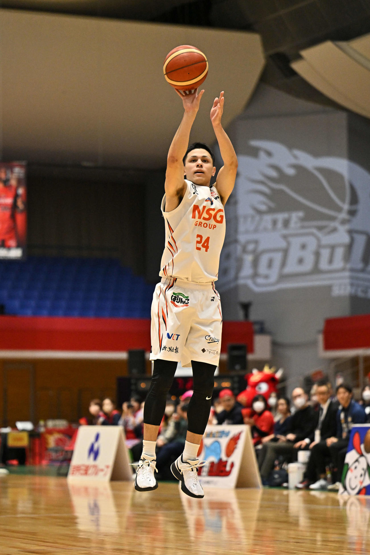 第1Q、3点シュートを狙う新潟田中（C）B．LEAGUE