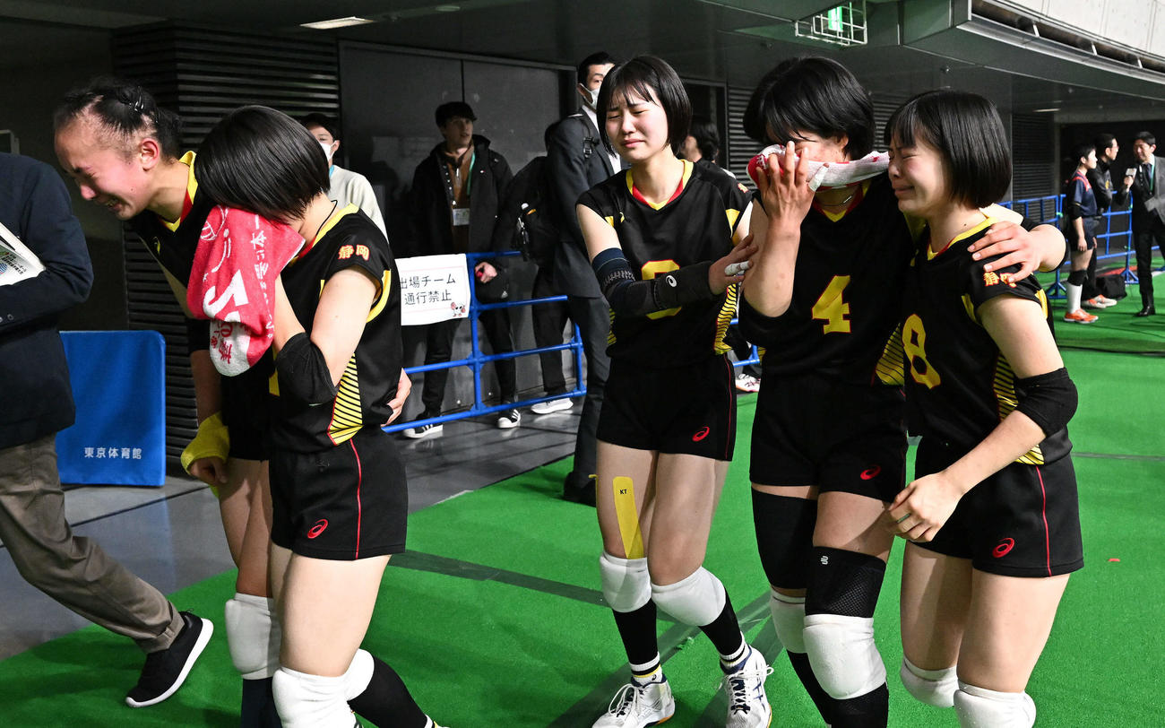 富士見対誠英　準々決勝で敗退し、悔し涙を流す富士見の選手たち（撮影・滝沢徹郎）