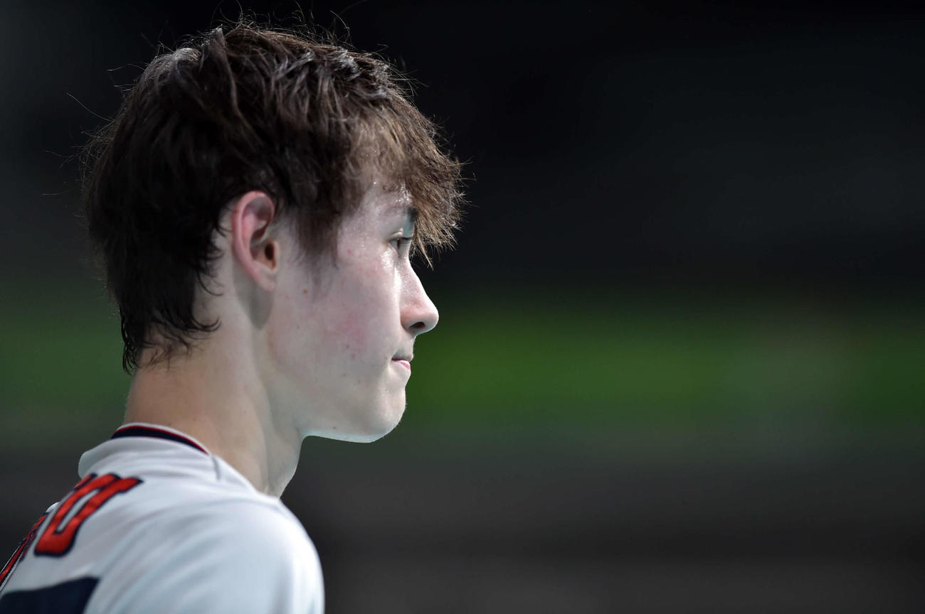 東北対昇陽　第2S、サーブで狙いを定める東北・坂本（撮影・相沢孔志）