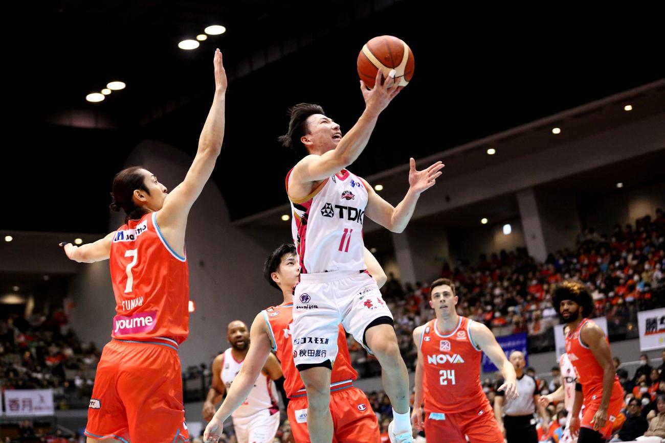 第4Q、シュートを決める秋田熊谷（C）B．LEAGUE