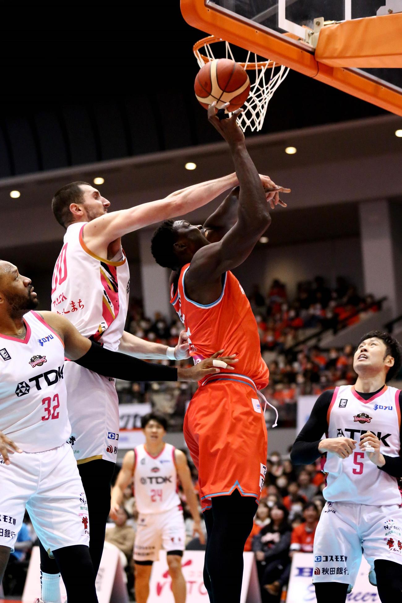 第1Q、相手のシュートを阻止する秋田ザック（C）B．LEAGUE