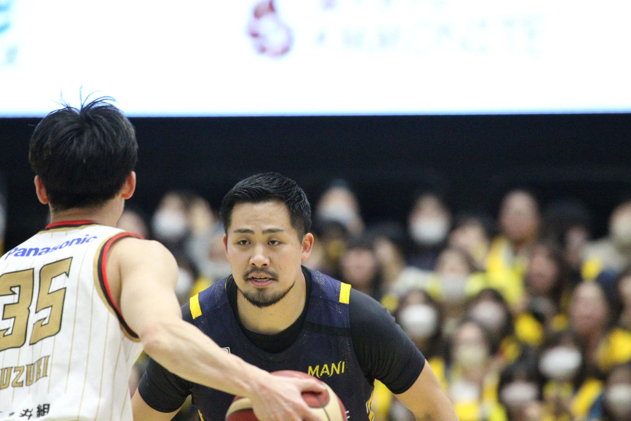 宇都宮対大阪　守備で不敵な笑みを浮かべる宇都宮鵤誠司（撮影・沢田啓太郎）