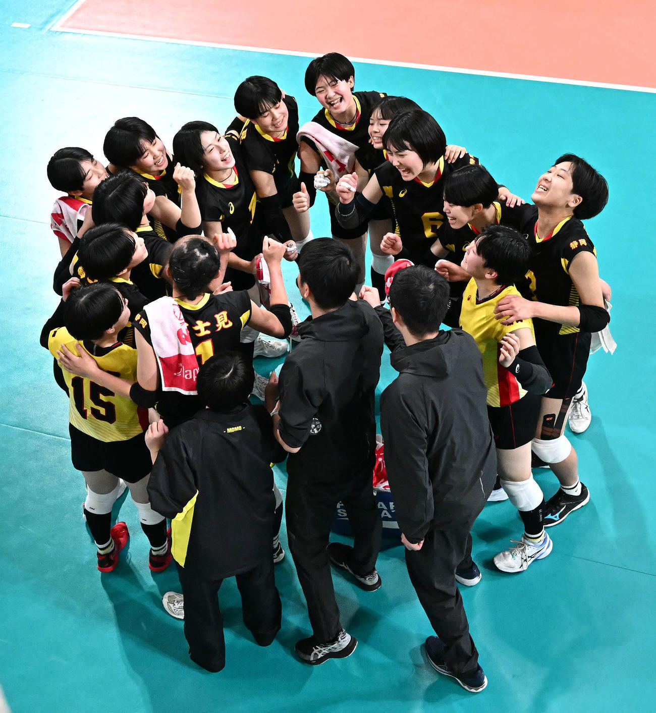 富士見対誠英　円陣を組む富士見の選手たち（撮影・滝沢徹郎）