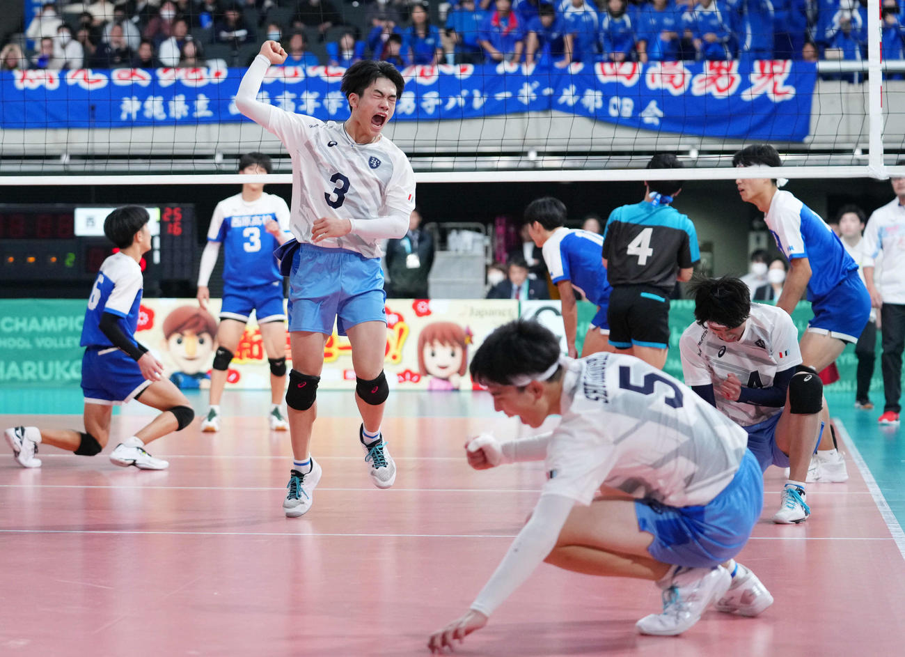 浜松修学舎対西原　西原に勝利し歓喜する浜松修学舎の選手たち（撮影・横山健太）