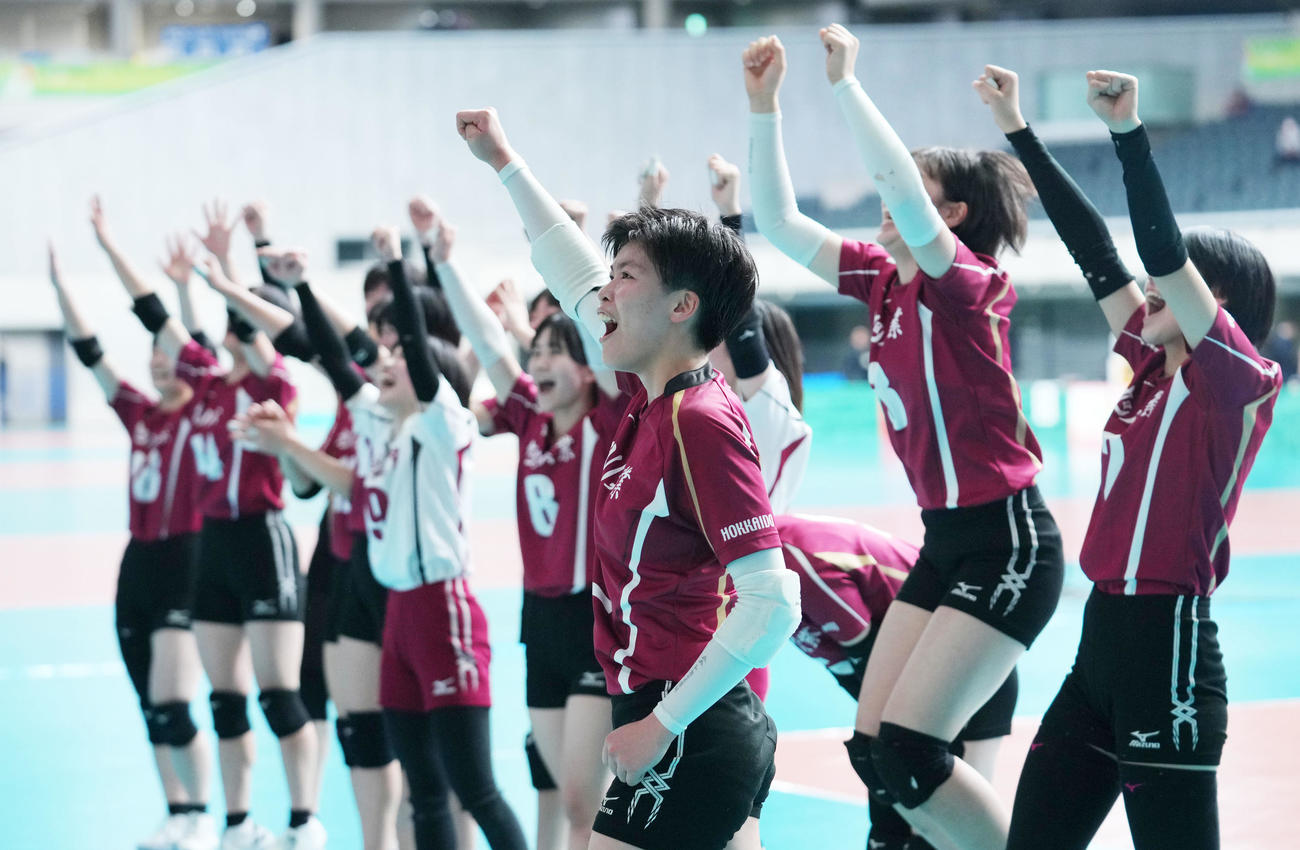 旭川実対都市大塩尻　都市大塩尻に勝利し歓喜する笠井（手前）ら旭川実の選手たち（撮影・横山健太）