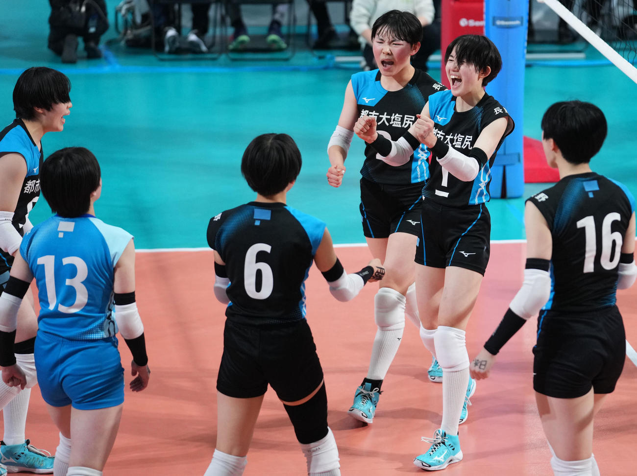 都市大塩尻対宮崎日大　勝利し笑顔を見せる都市大塩尻の選手たち（撮影・横山健太）