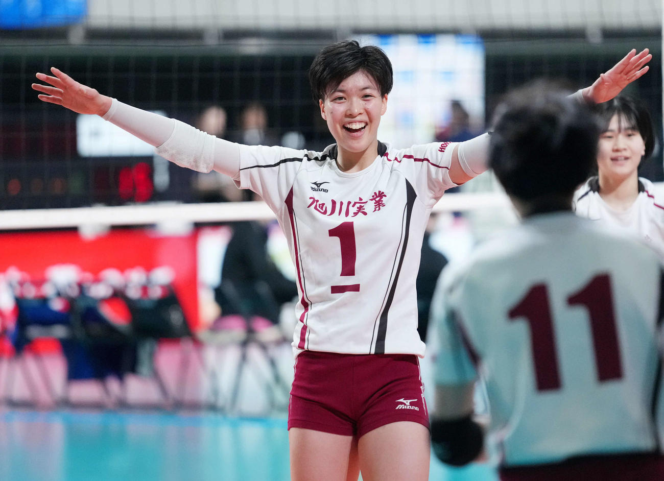 大阪国際滝井・国際対旭川実　得点を奪い笑顔を見せる旭川実・笠井（撮影・横山健太）