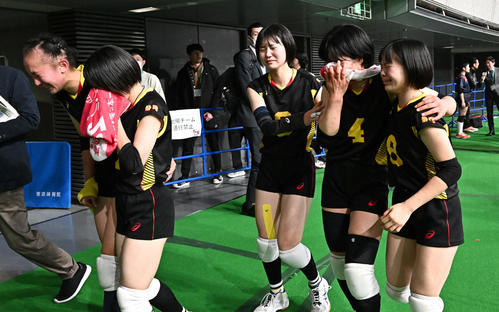 富士見対誠英　準々決勝で敗退し、悔し涙を流す富士見の選手たち（撮影・滝沢徹郎）