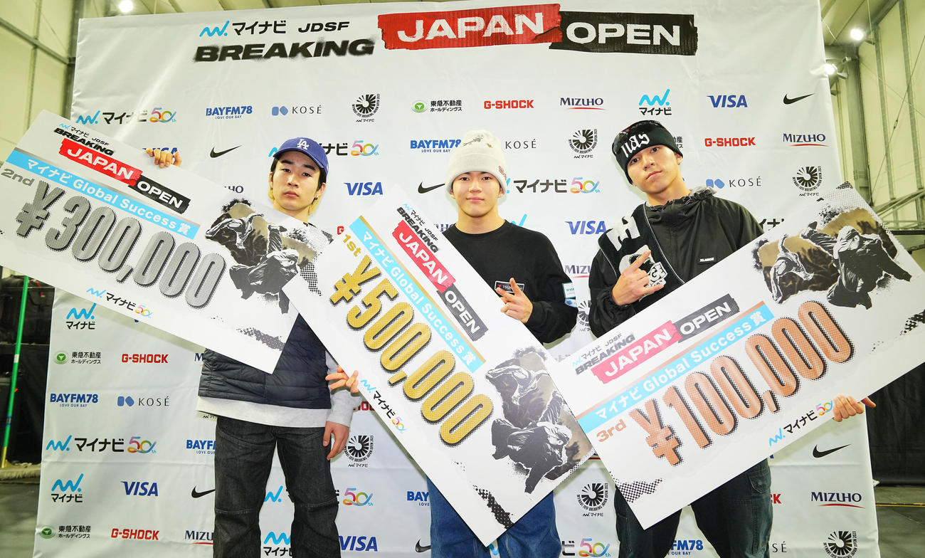 記念写真に納まるオープンB－Boy、優勝のHiro10（中央）、2位haruto（左）、3位RA1ON（撮影・垰建太）