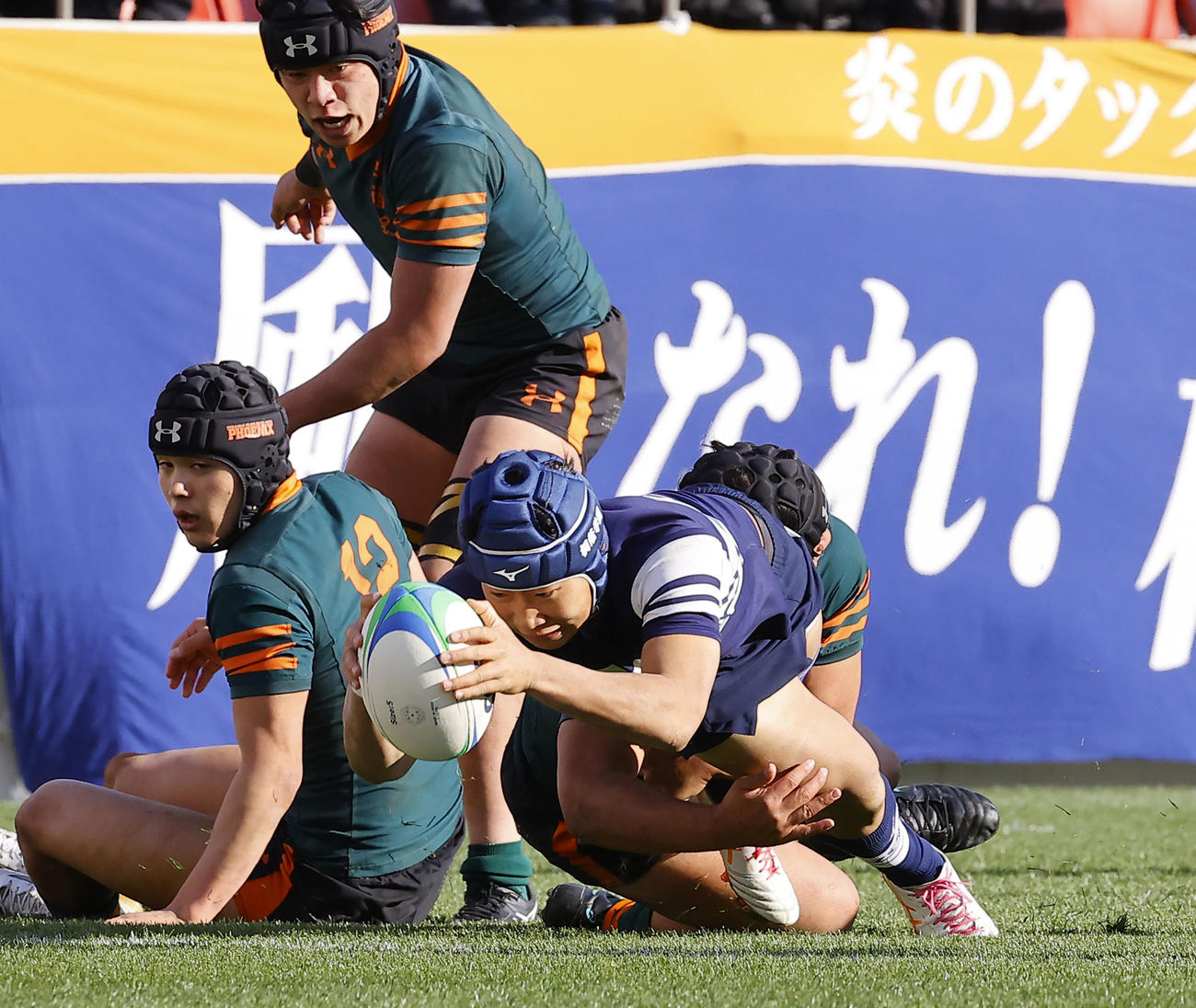 桐蔭学園対東福岡　前半、こぼれ球を拾い、トライを決めるWTB田中健想（撮影・藤尾明華）