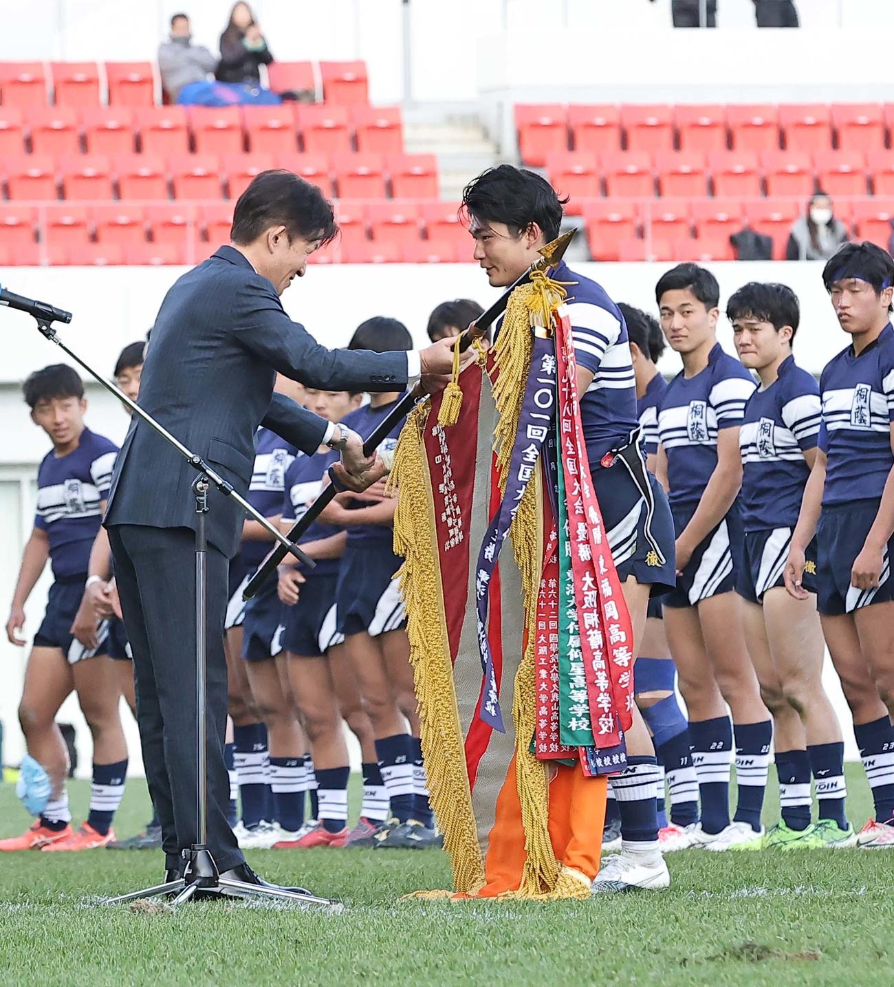 桐蔭学園対東福岡　優勝旗を受け取る桐蔭学園CTB白井（撮影・上田博志）