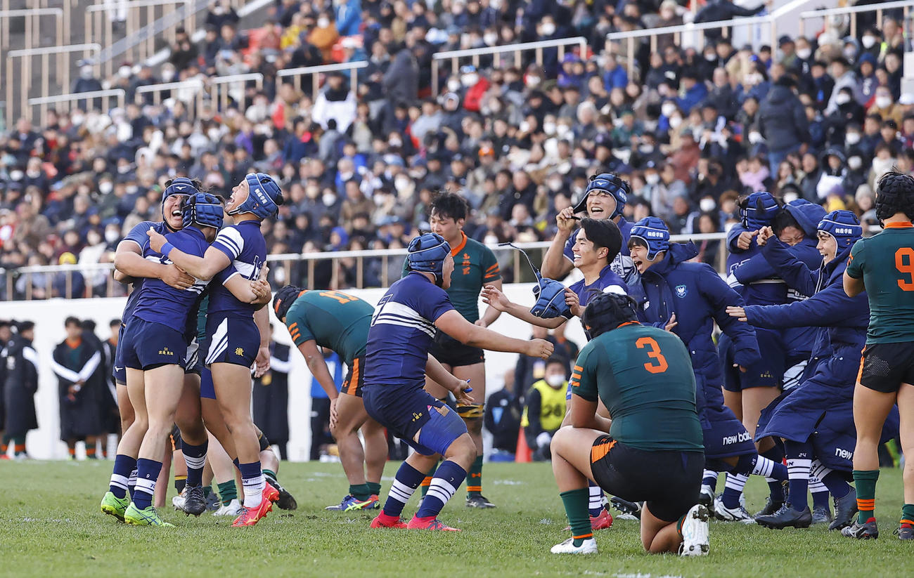 桐蔭学園対東福岡　優勝を決め、喜ぶ桐蔭学園フィフティーン（撮影・藤尾明華）