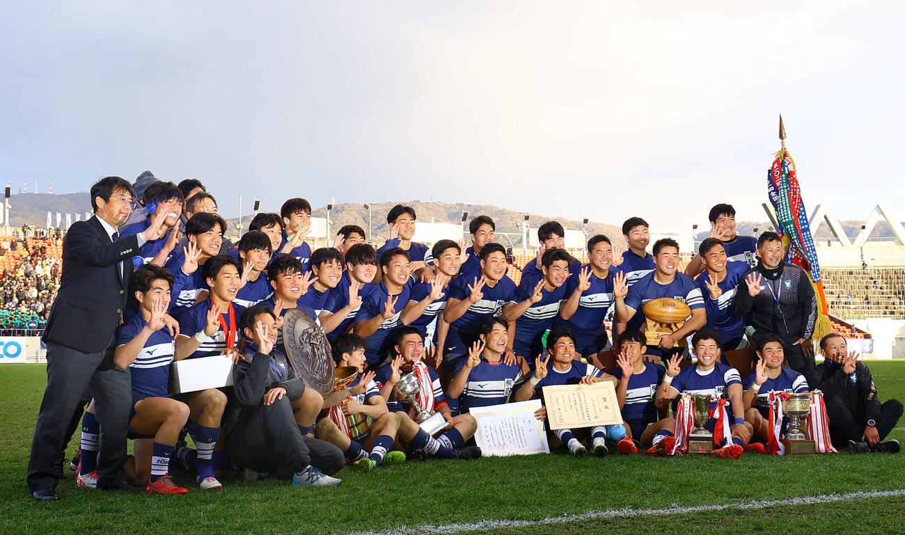 桐蔭学園対東福岡　3大会ぶり4度目の優勝を飾った桐蔭学園の選手、監督ら（撮影・藤尾明華）