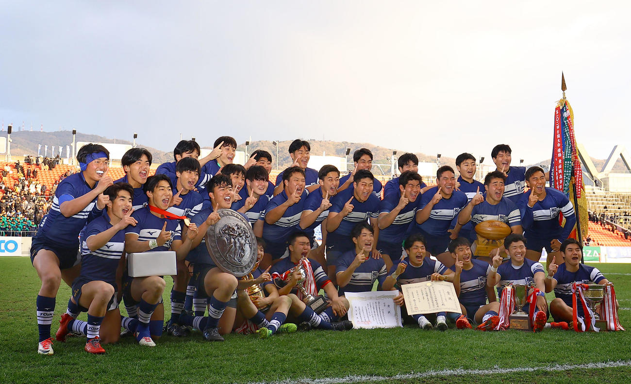 桐蔭学園対東福岡　3大会ぶり4度目の優勝を飾った桐蔭学園フィフティーン（撮影・藤尾明華）