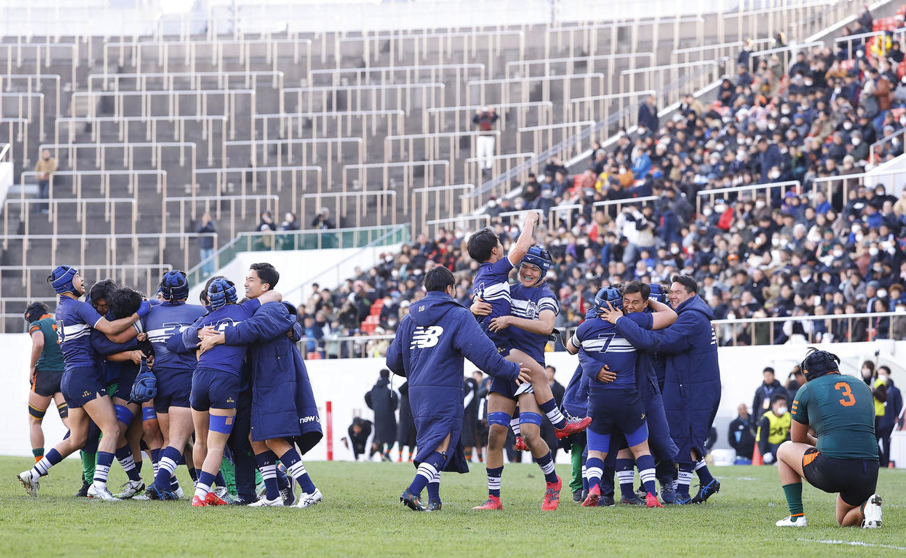 桐蔭学園対東福岡　優勝を決め、喜ぶ桐蔭学園フィフティーン（撮影・藤尾明華）