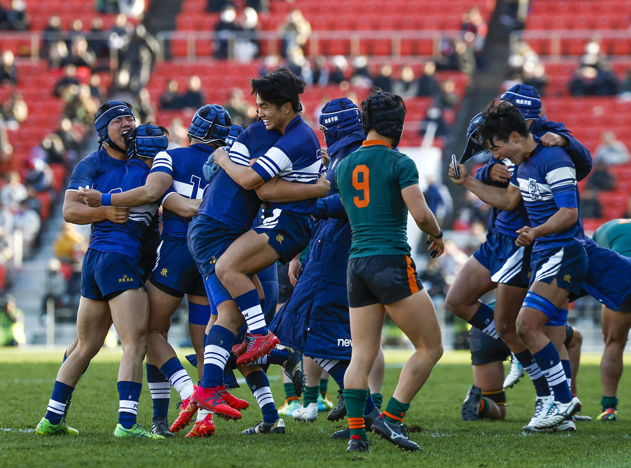 東福岡を破って3大会ぶり4度目の優勝を果たし、喜ぶ桐蔭学園の選手たち（共同）