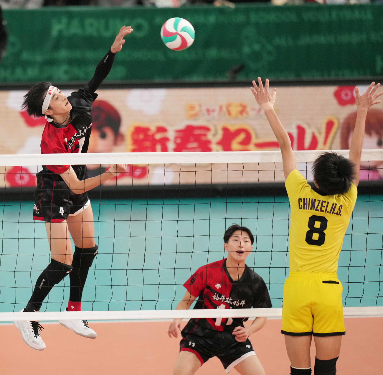 福井工大福井対鎮西　第1セット、スパイクを放つ福井工大福井・山本（撮影・鈴木みどり）