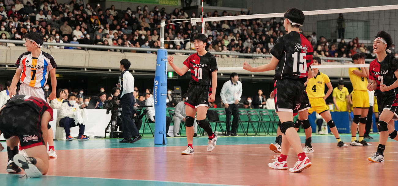 福井工大福井対鎮西　鎮西に勝利し決勝進出を決め、喜ぶ福井工大福井の選手たち（撮影・鈴木みどり）