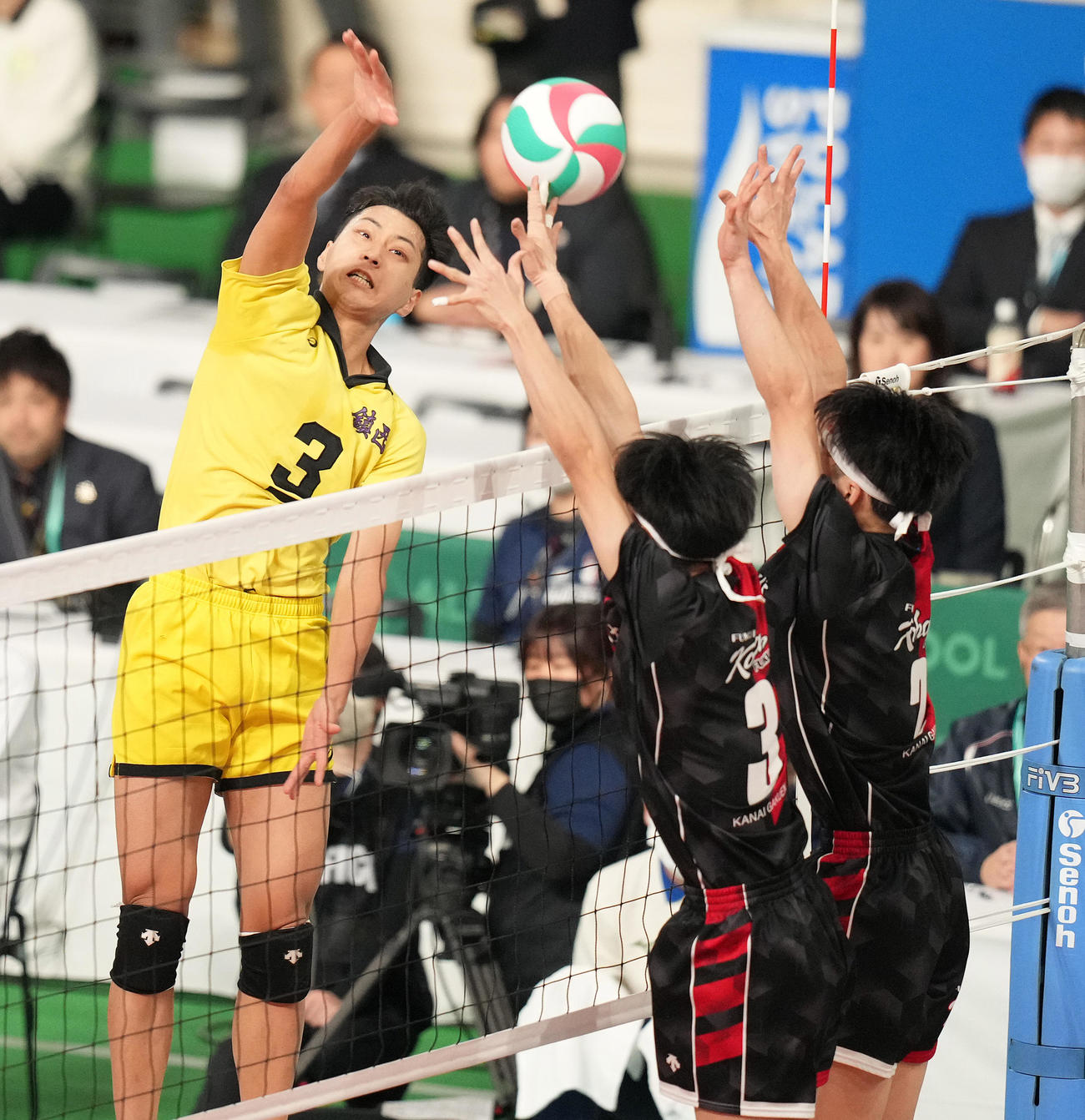 福井工大福井対鎮西　第2セット、スパイクを放つ鎮西・井坂（撮影・鈴木みどり）