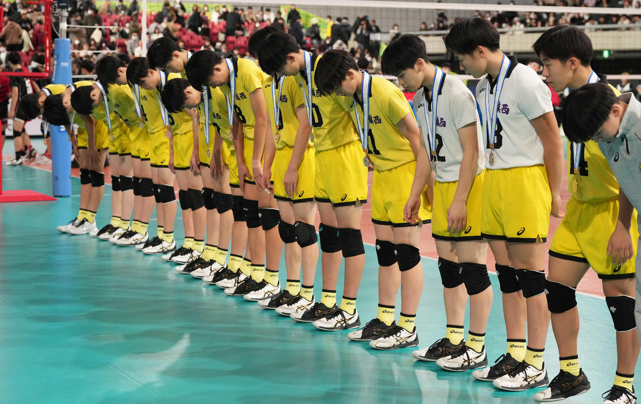 福井工大福井対鎮西　福井工大福井に敗れ決勝進出を逃し、浮かない表情の鎮西の選手たち（撮影・鈴木みどり）