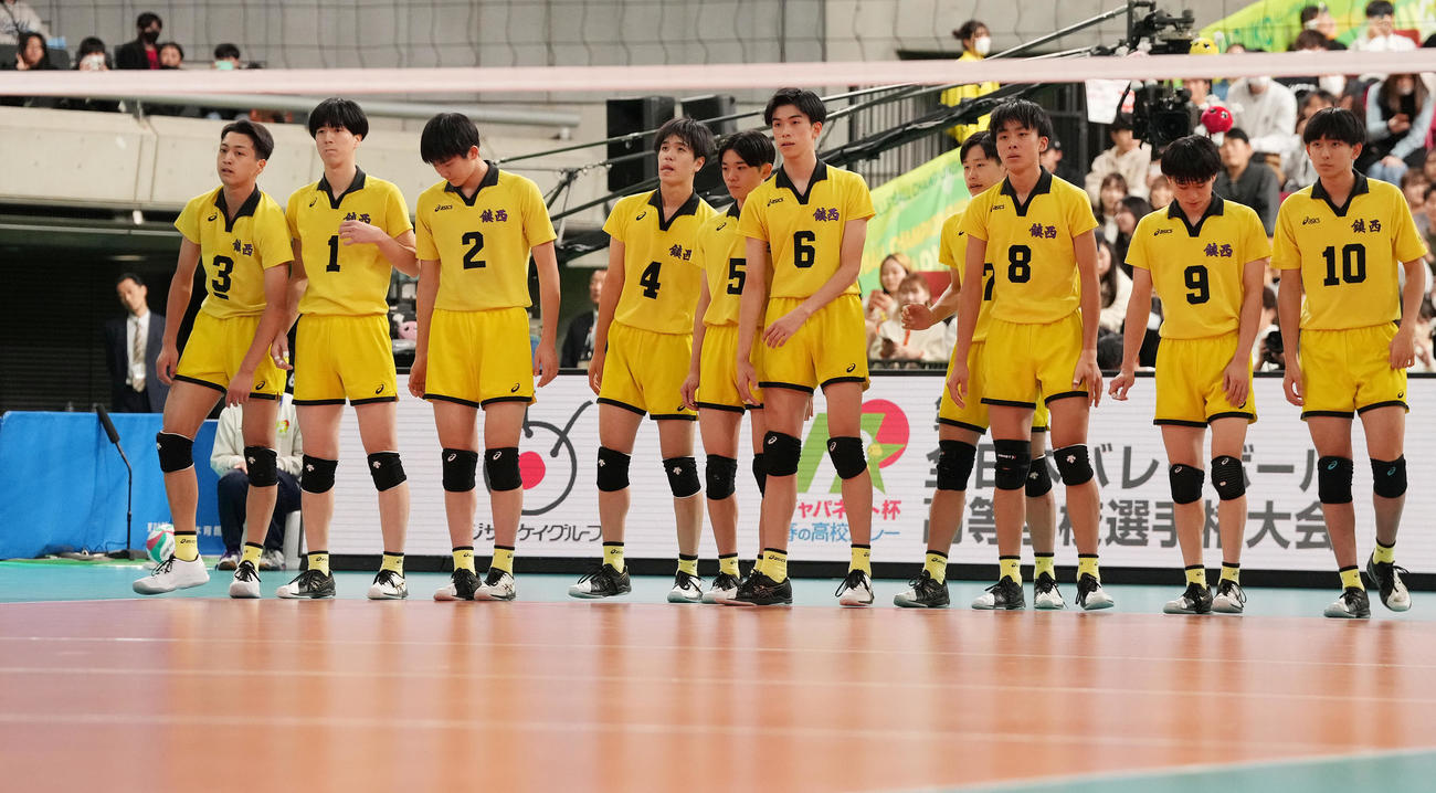 福井工大福井対鎮西　福井工大福井に敗れ決勝進出を逃し、浮かない表情の鎮西の選手たち（撮影・鈴木みどり）