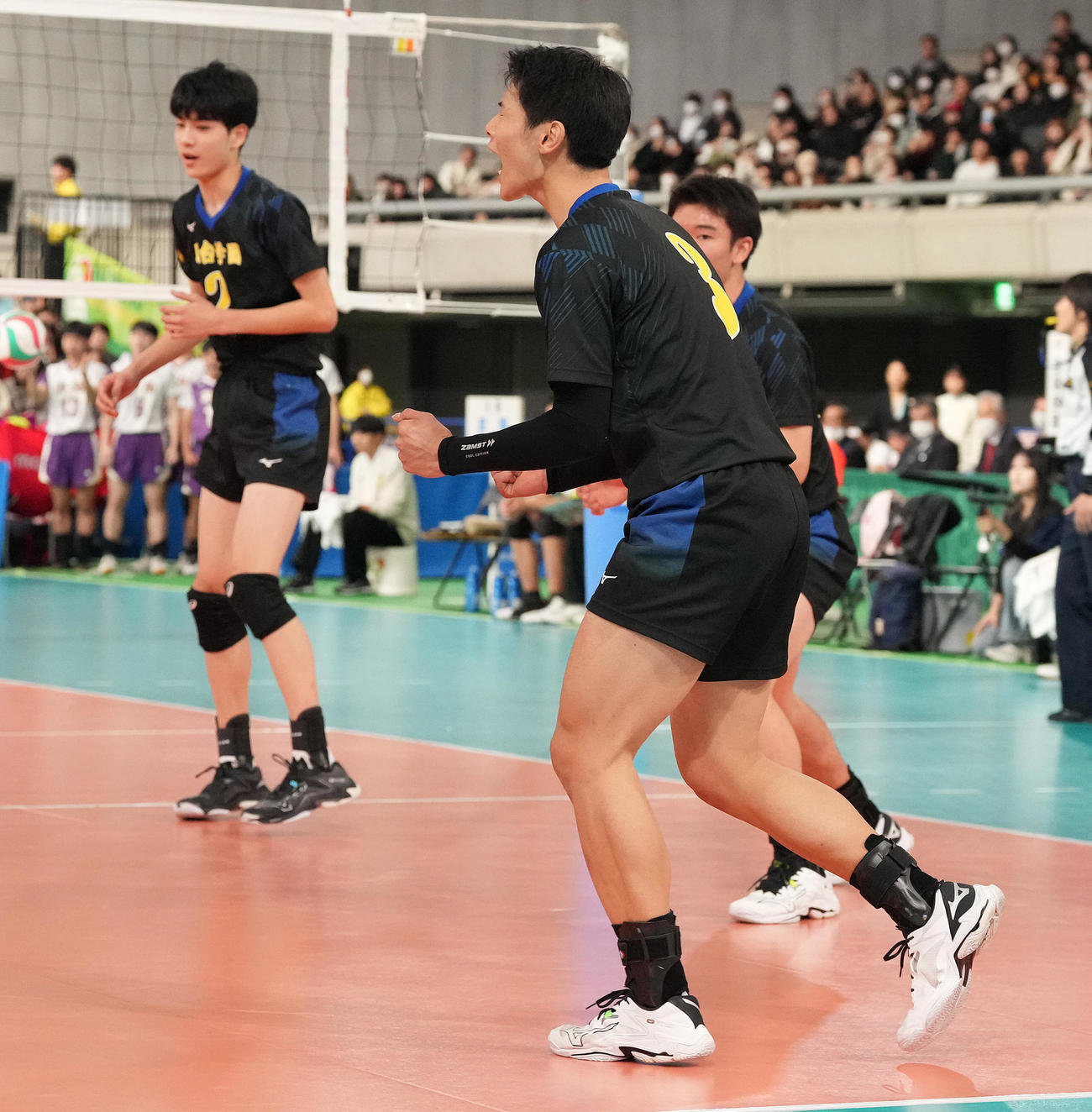 駿台学園対昇陽　昇陽に勝利し決勝進出を決め、ガッツポーズする駿台学園・亀岡（手前）（撮影・鈴木みどり）